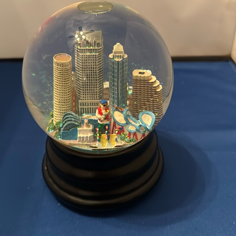 Tampa sixth Avenue‎ musical snow globe